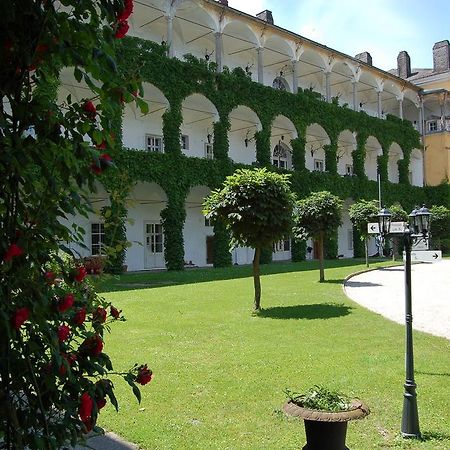 Gaestehaus Schloss Aschach อาชาค อัน แดร์ โดเนา ภายนอก รูปภาพ